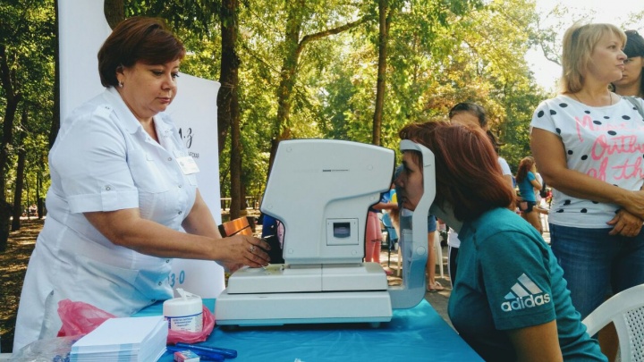 Врач-офтальмолог 3Z провел бесплатный осмотр на фестивале «День знаний»